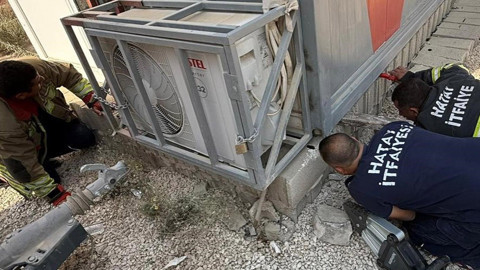 Hatay'da konteynerin altından gelen sesler harekete geçirdi.  1 değil 5 tane yavru mahsur kaldığı yerden çıkarıldı