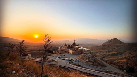 Ağrı’da İshak Paşa Sarayı turuncu-kızıl renklere büründü! Gün batımı görenleri mest etti