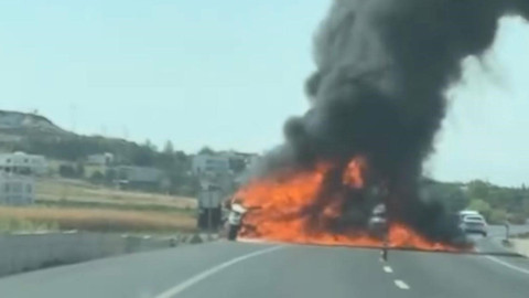 Seyir halindeki kamyonet alev topuna döndü!