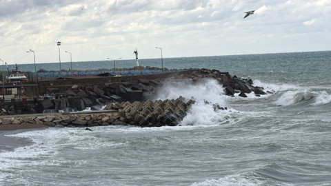 Düzce'de fırtına saatte 30 kilometreye ulaştı! Dalga boyu 5 metreyi geçti