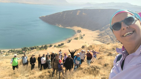 Bitlis’te Van Gölü’ne dikkat çekmek için 8 kilometre yürüdüler