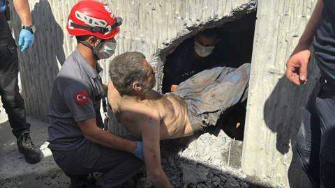 İstanbul'da akılalmaz olay! Günlerce mahsur kaldı: Polis deldi, itfaiye çıkardı