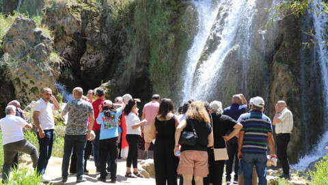 Erzincan’ın Girlevik Şelalesi hafta sonunu doğayla birlikte geçirmek isteyenleri adresi oldu