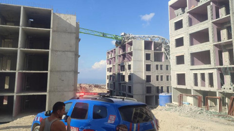 Kule vinç, binanın üzerine devrildi! Korku dolu anlar kamerada