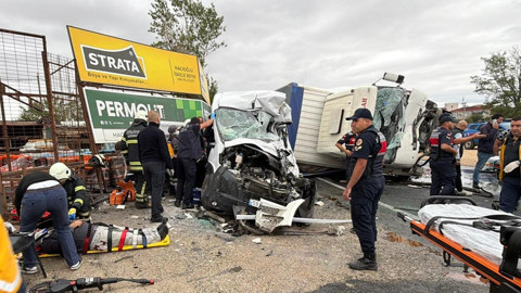 Tekirdağ'da katliam gibi kaza! İşçi servisi ile kamyon çarpıştı: Çok sayıda Ölü ve yaralı var