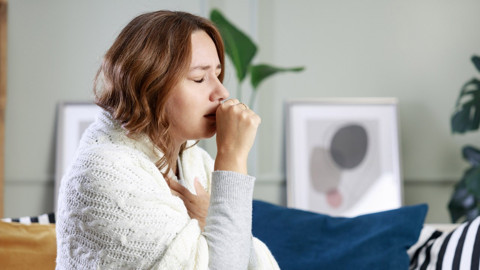 Geçmeyen öksürüğünüzü ciddiye alın! Uzmanlar uyarıyor, nedeni o hastalık olabilir