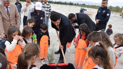 Konya’da “Yeşil Gelecek İçin Minik Eller İş Başında” etkinliğinde öğrenciler fidan dikti