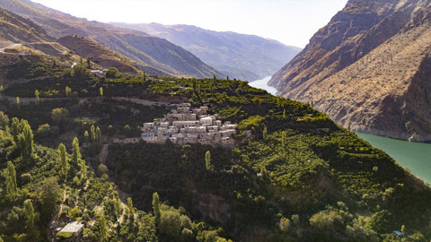 Narın emek emek yetiştirildiği toprak! Siirt’in Narsuyu Köyü manzarasıyla mest ediyor