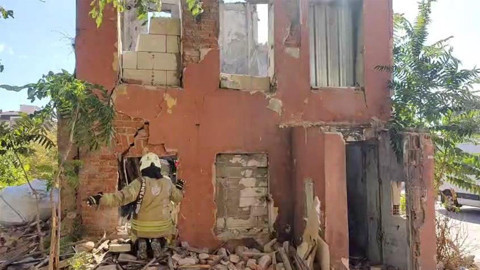 İstanbul'da metruk bina çöktü