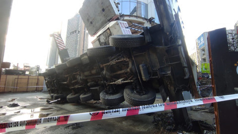 Devasa vinç öğrenci yurduna çarptı: Korku dolu anlar kamerada