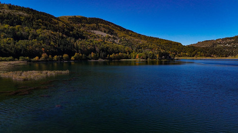 Bolu’nun incisi Abant Gölü’nde renk cümbüşü hakim oldu. Gökyüzünden çekilen görüntüler görenleri büyüledi