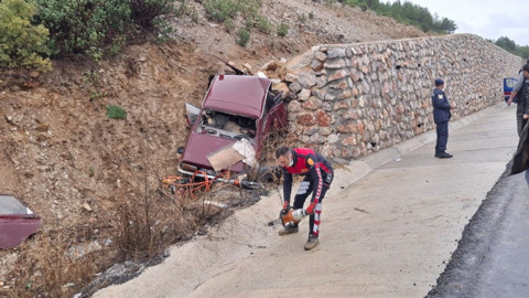 Sağanak yağış faciaya neden oldu! Otomobil istinat duvarına çarptı: Karı koca ölüme birlikte gitti