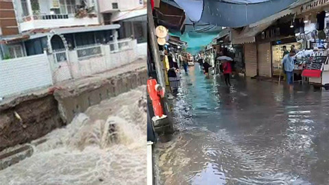 İzmir’de sağanak yağış: Yollar göle döndü