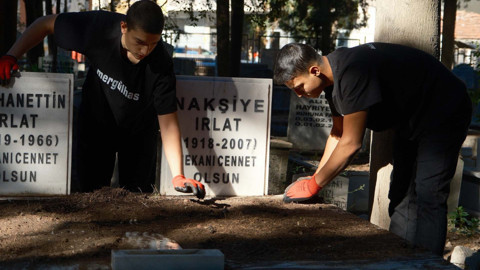 Sosyal medya onları konuşuyor! Bursa'da iki kardeş mezarlık fenomeni oldu: “Devam etmemizi çok istiyorlar”