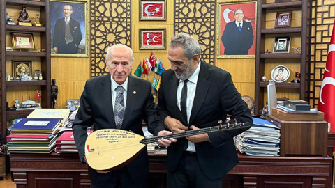 Yavuz Bingöl, MHP Lideri Bahçeli'ye bağlama hediye etti