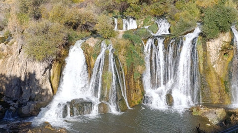 Muradiye Şelalesi’nde sonbahar renkleri büyüledi. Van’a gelenler akın etti