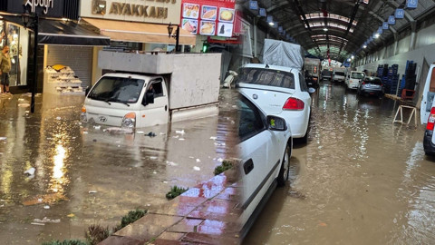 Zonguldak'ta yağmur hayatı felç etti! Caddeler kapandı araçlar sular altında kaldı