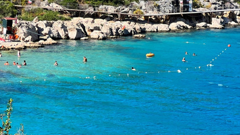 Yağışın ardından güneş açtı. Sahiller doldu taştı! Kaş’ta tatilciler denizin keyfini çıkardı