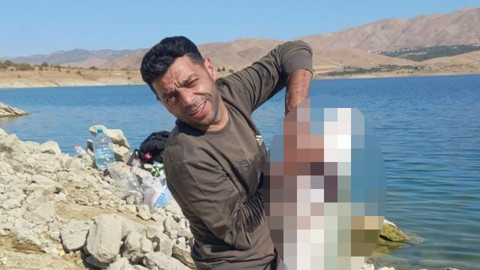 Elazığ’da bir tane balık tutmak için saatlerce bekleyen amatör balıkçı  22 kiloluk hayvan yakaladı! Onu görenler hayret etti