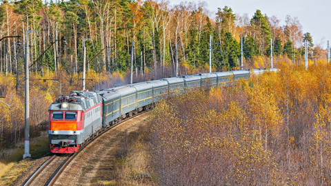 Altın renge bürünen vadiden geçti! objektifler peşine takıldı: Doğu Ekspresi Erzincan’da nefes kesen manzara eşliğinde ilerledi