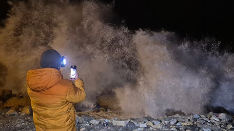 Karadeniz'de dev dalgalar: 8 metreye ulaştı!