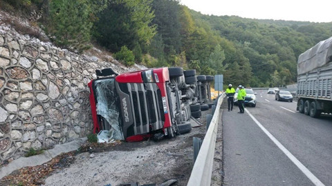 Bursa'da hayvan yemi yüklü TIR devrildi: Ağır yaralılar var