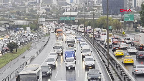 İstanbul'un bitmeyen çilesi... Sağanak yağış trafiği felç etti: Yoğunluk yüzde 80'e ulaştı