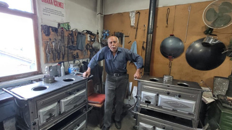 Erzincan’da 55 yıldır unutulmaya yüz tutan mesleğini yaşatıyor! Alın teriyle hem yürekleri hem evleri ısıtıyor