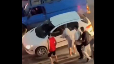 Trafikte dehşet anları! Camını kırdıkları adam arabadan öyle bir şey çıkardı ki hepsi çil yavrusu gibi dağıldı