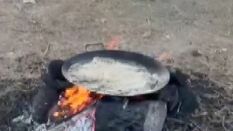 Kars’ta aç kalan yaban hayvanları sokaklarda cirit atıyor! Merkeze kadar inen hayvan vatandaşların yanına kadar geldi