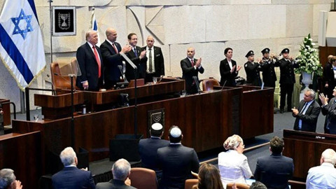 İsrail meclisinde Trump'a soykırım protestosu: Konuşurken "Filistin'i tanıyın" pankartı açtılar