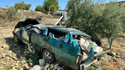 Manisa’da kahreden kaza! Otomobil şarampole yuvarlandı: Karı koca ölüme birlikte gitti