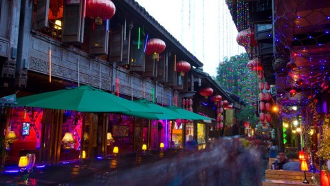 Çin’in Chengdu kentindeki Jinli Antik Caddesi büyülüyor! Binlerce yıllık sokakta tarih, lezzet ve kültür bir arada