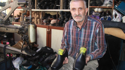 Ordu’da 40 yıllık ayakkabıcı deriyi ateşle boyuyor! “Çırak yok, meslek sönüyor”