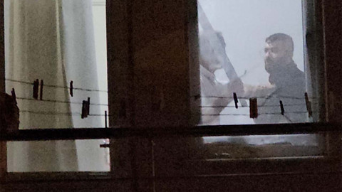 Akıllara durgunluk veren olay! Arkadaşını kılıçla rehin aldı