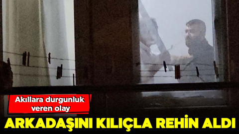 Akıllara durgunluk veren olay! Arkadaşını kılıçla rehin aldı