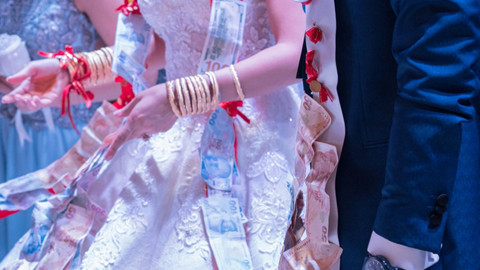 Manisa'daki düğünde gelin ve damada takı töreninde büyük sürpriz