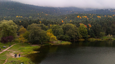 Gölcük Tabiat Parkı’nda sonbahar renkleri mest etti! Ziyaretçiler akın etti, manzara kartpostalları aratmadı