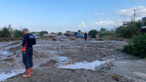 Hatay'da heyelan felaketi! Otoyol kapandı, oluşan hortum korkuttu!