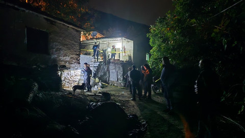 İzmir’de aile vahşeti! Baba cinnet geçirdi: Oğlunu öldürdü, eşini ağır yaraladı