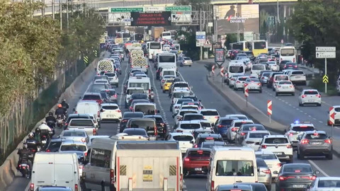 İstanbul'da haftanın ilk gününde trafik kilitlendi