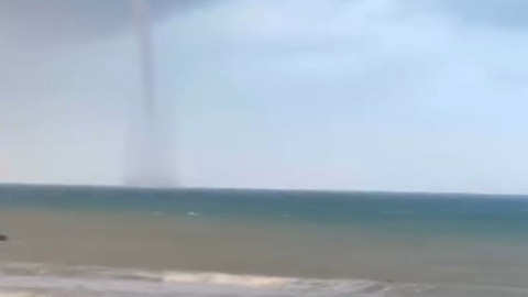 İskenderun'da hortum paniği! O anlar cep telefonu kamerasına yansıdı