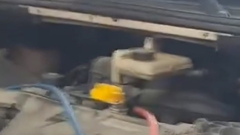 Motor kaputunu açınca onu cayır cayır yanarken gördü. 1 dakika gecikseydi kötü olacaktı