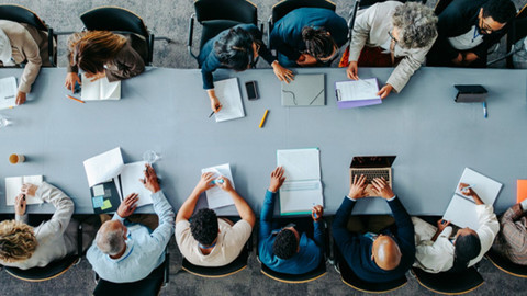 Şirket toplantısında skandal! Kamera kapandı sanıp herkesin önünde eşiyle cinsel ilişkiye girdi