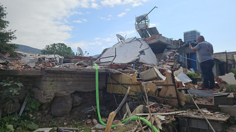 İzmir'de evde patlama: Yaralılar var