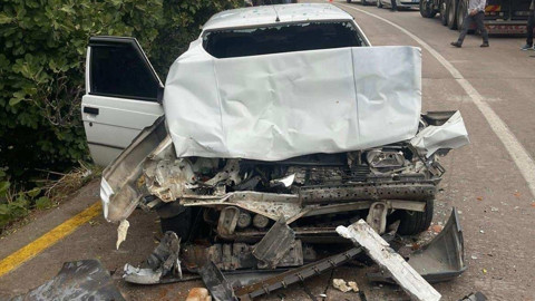 İki araç kafa kafaya çarpıştı: Çok sayıda yaralı var