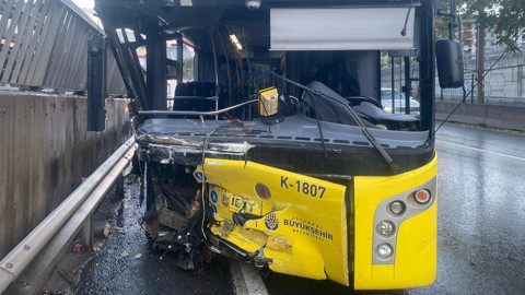 Kadıköy'de alkollü İETT şoförü bariyerlere saplandı: 2 yaralı