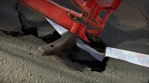 Kağıthane’de yol çöktü