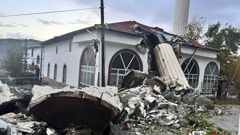 Ankara’da fırtına kabusu! Caminin minaresi yıkıldı, konteyner ev devrildi: Can kaybı var