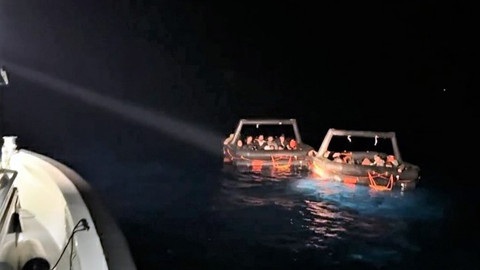 Yunanistan onlarca göçmeni Türk karasularına geri itti